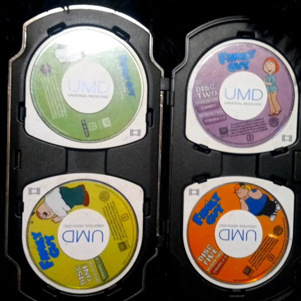 Play station portable case that has 6 discs but holds 8 discs